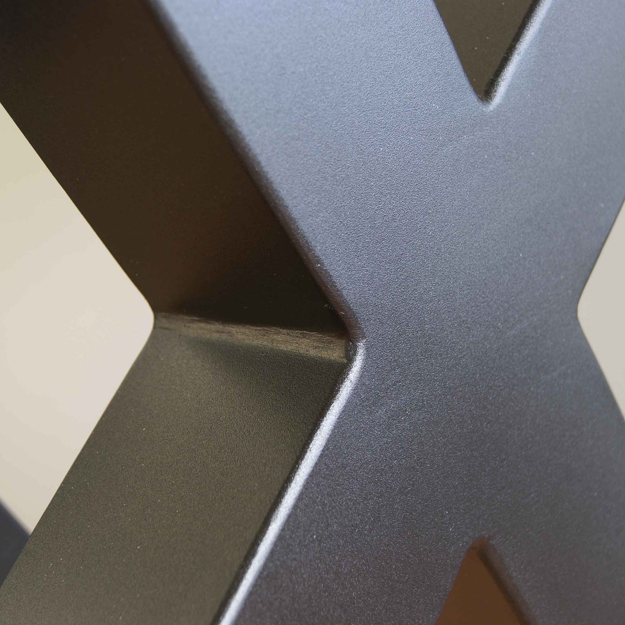 X muotoiset metalliset jalat mustat