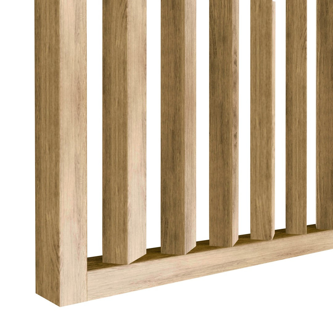 Moderni 55 asteen kulmaan asennettu rimaseinä luonnon tammen sävyssä, joka toimii tyylikkäänä ja valoa läpäisevänä tilanjakajana minimalistisessa sisustuksessa.