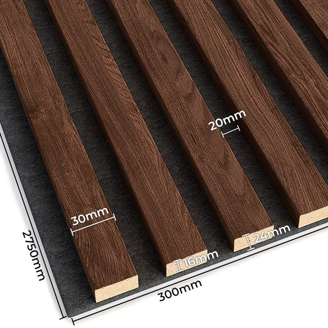 Akustinen seinäpaneeli huovalla, walnut-väriset rimat lähikuvassa
