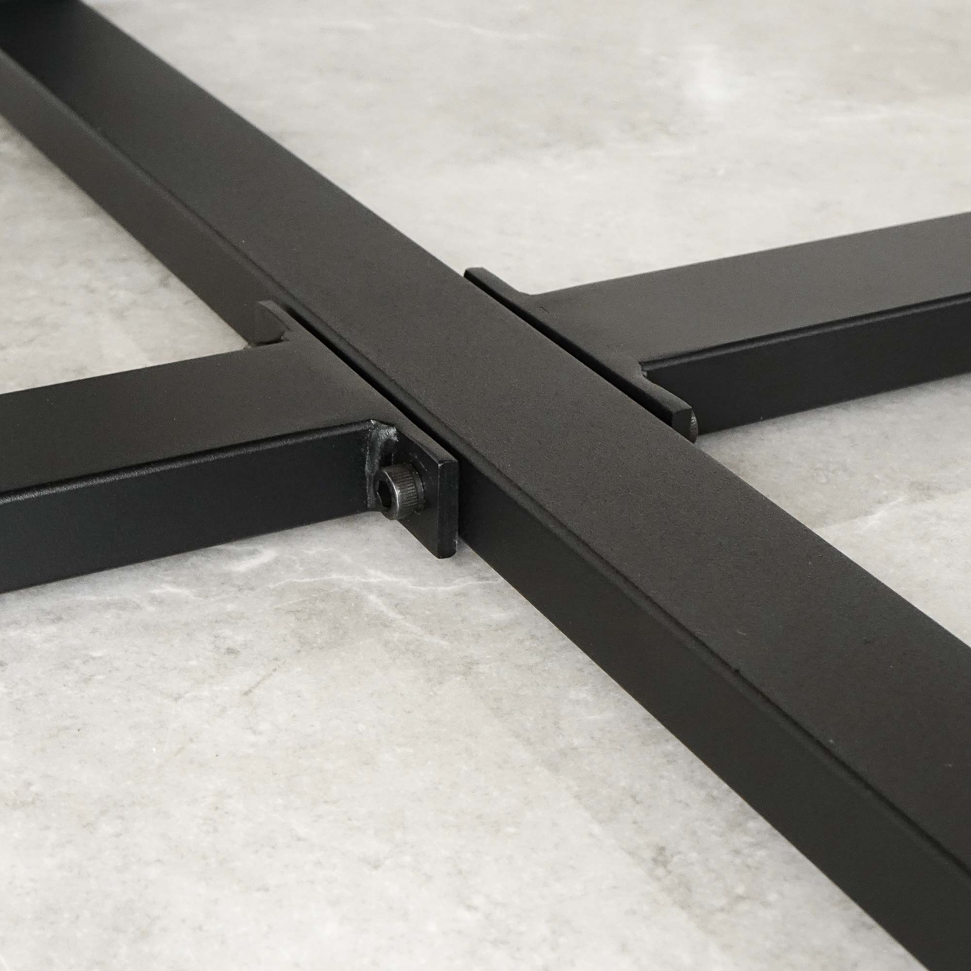 Metallijalan kiinnityskohta