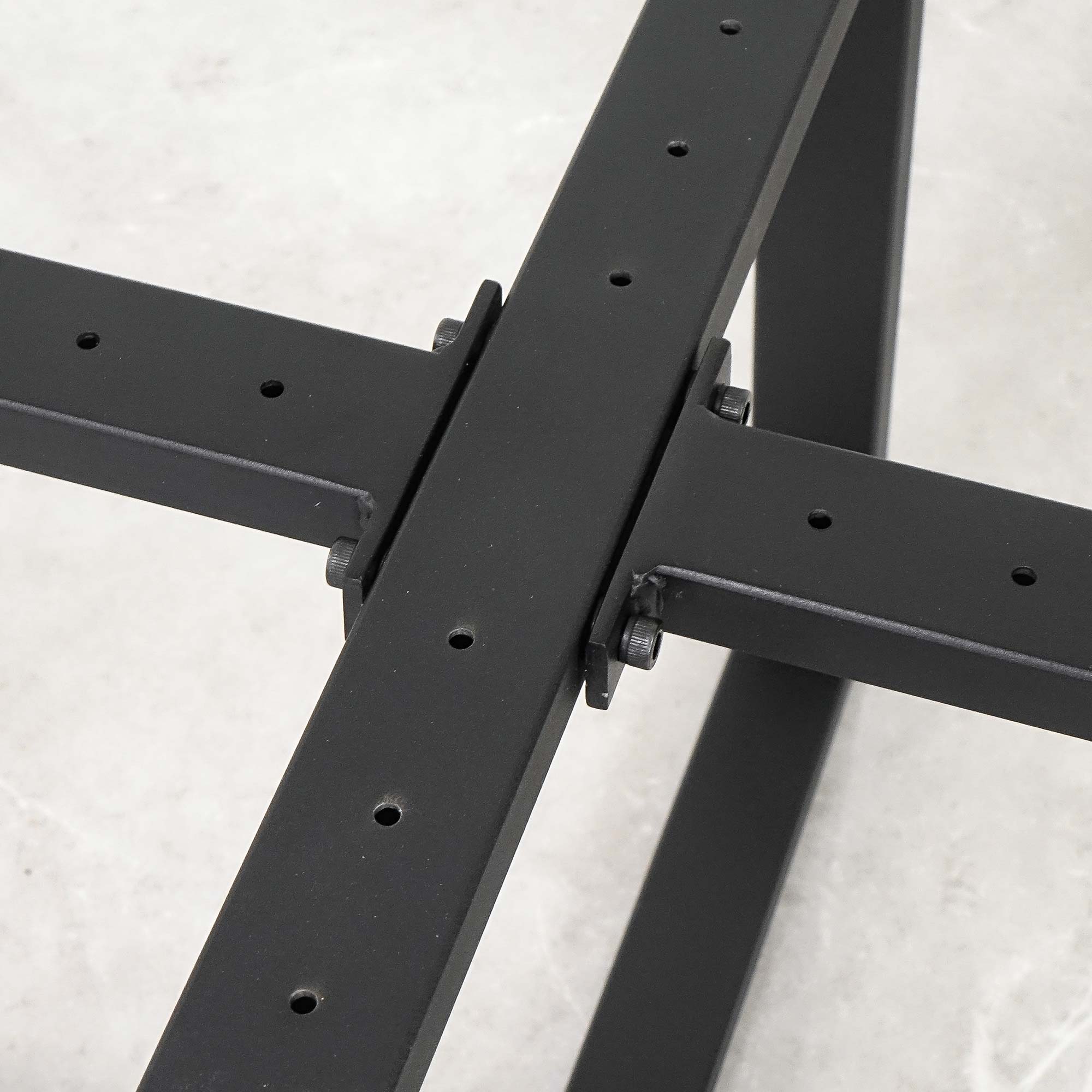 Metallijalkojen kiinnitys pöyreään keittiönpöytään