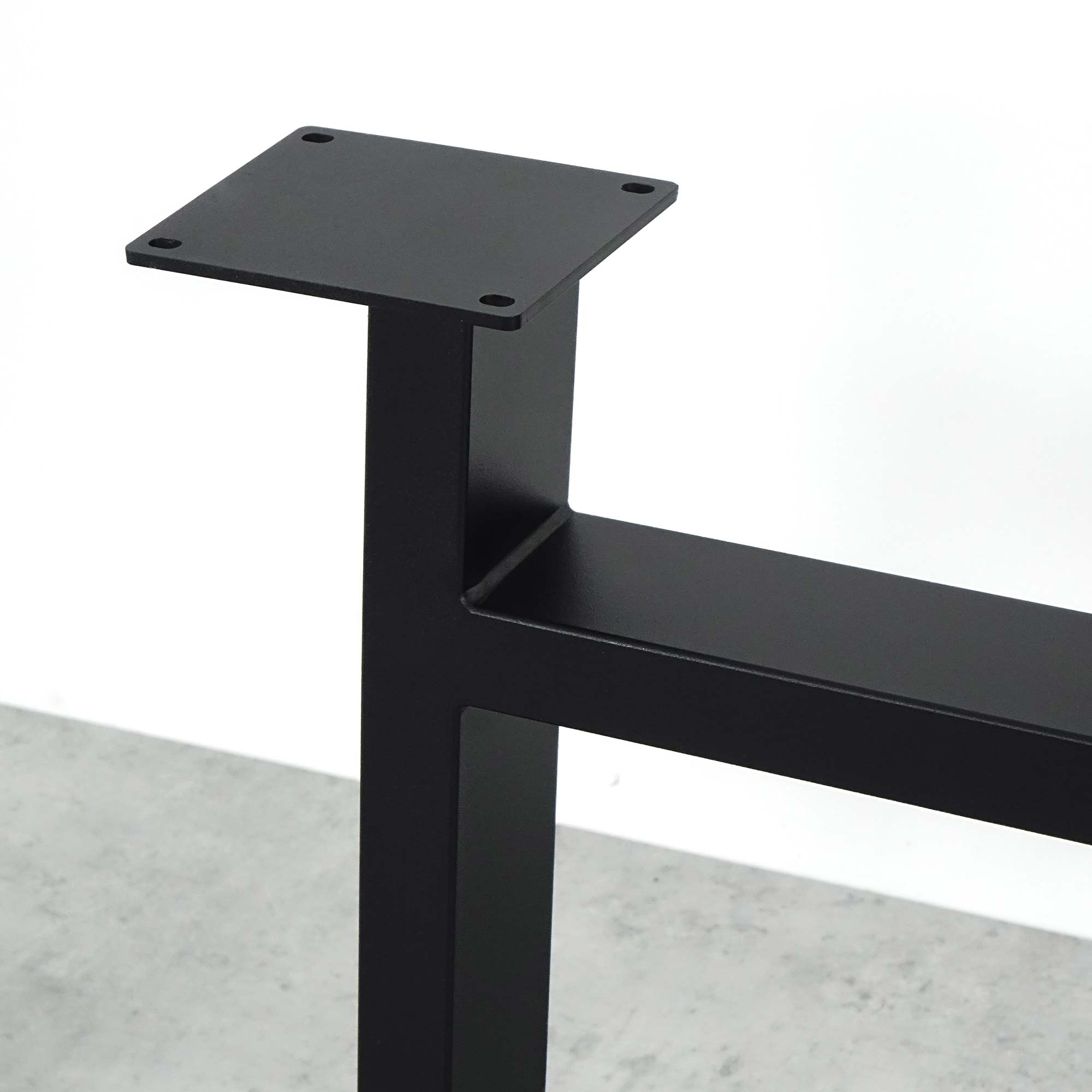 Metallisen pöydänjalan kiinnitys ja asennus