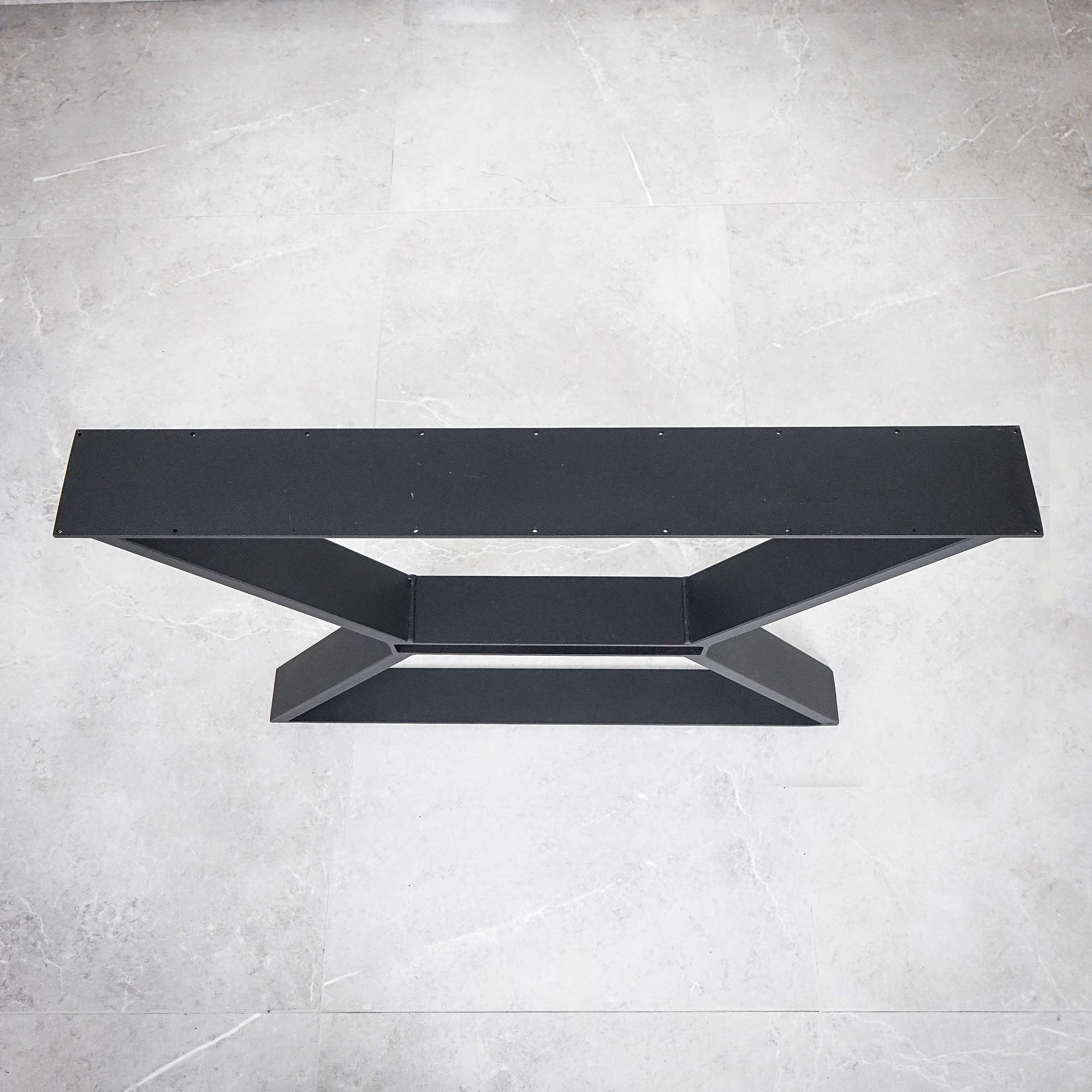 Metallisen pöydänjalan kiinnitys