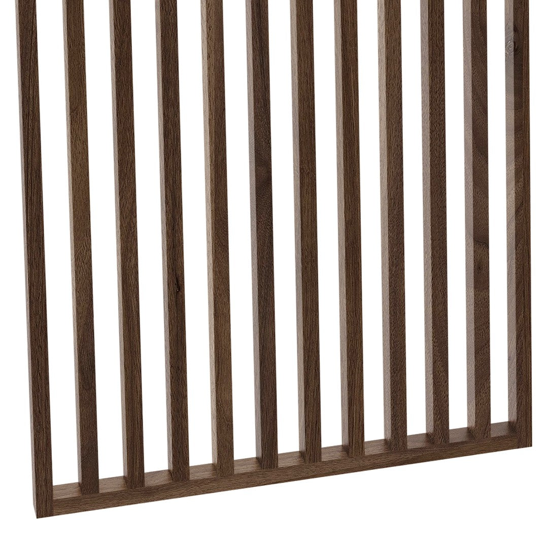 Mittatilaustyönä tehty pähkinäpuun sävyinen rimaseinä, joka on asennettu kiinteäksi tilanjakajaksi huoneiden välille.