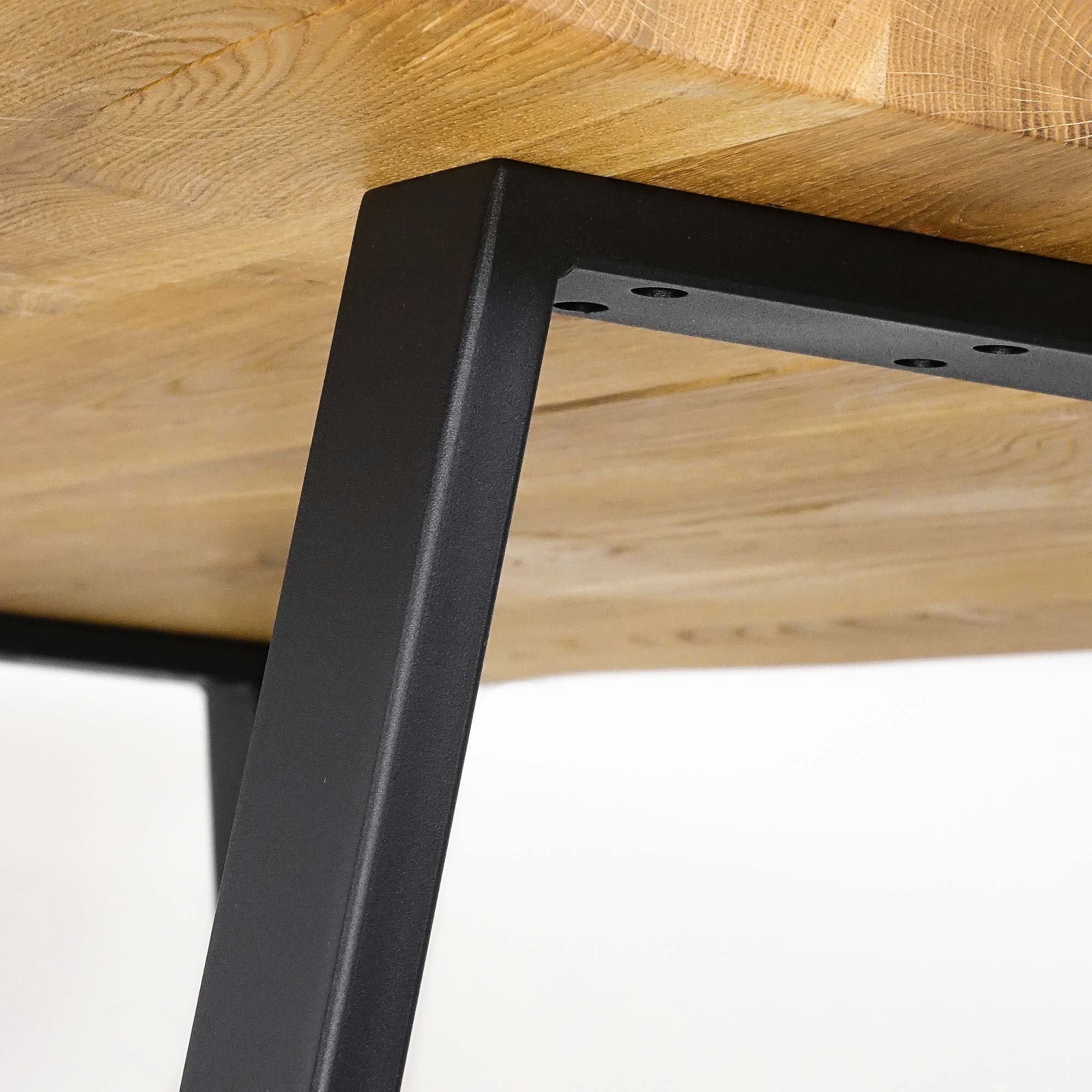 Pöytälevyn kiinnitys jalkoihin