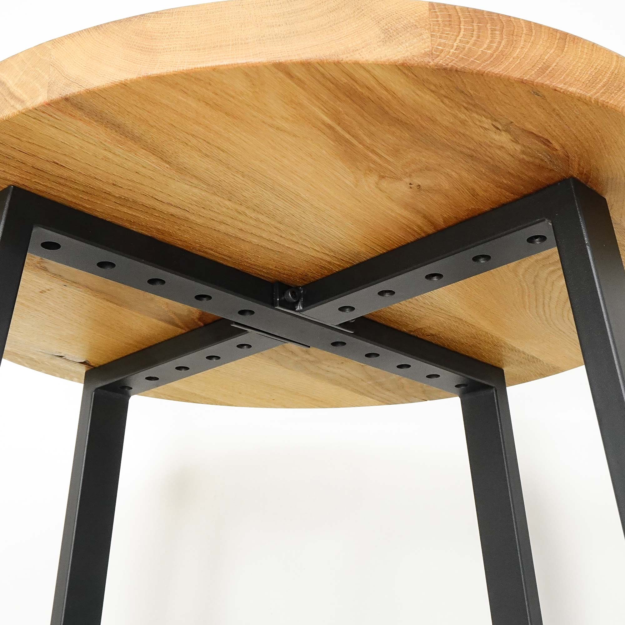 Pyöreän pöytälevyn kiinnitys metallijalkoihin