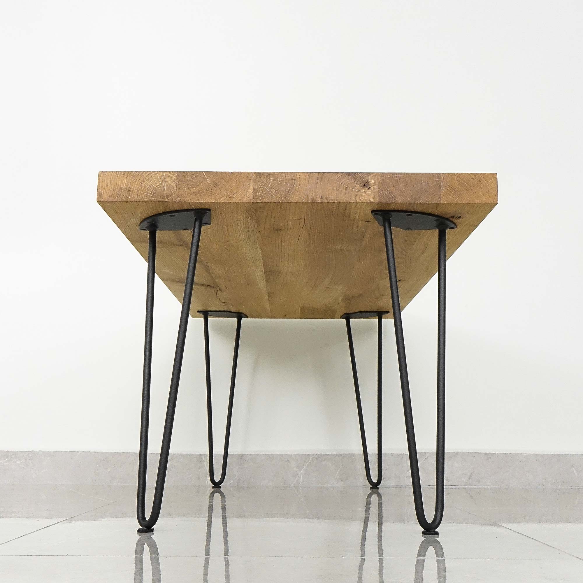 Sohvapöytä pinnijaloilla