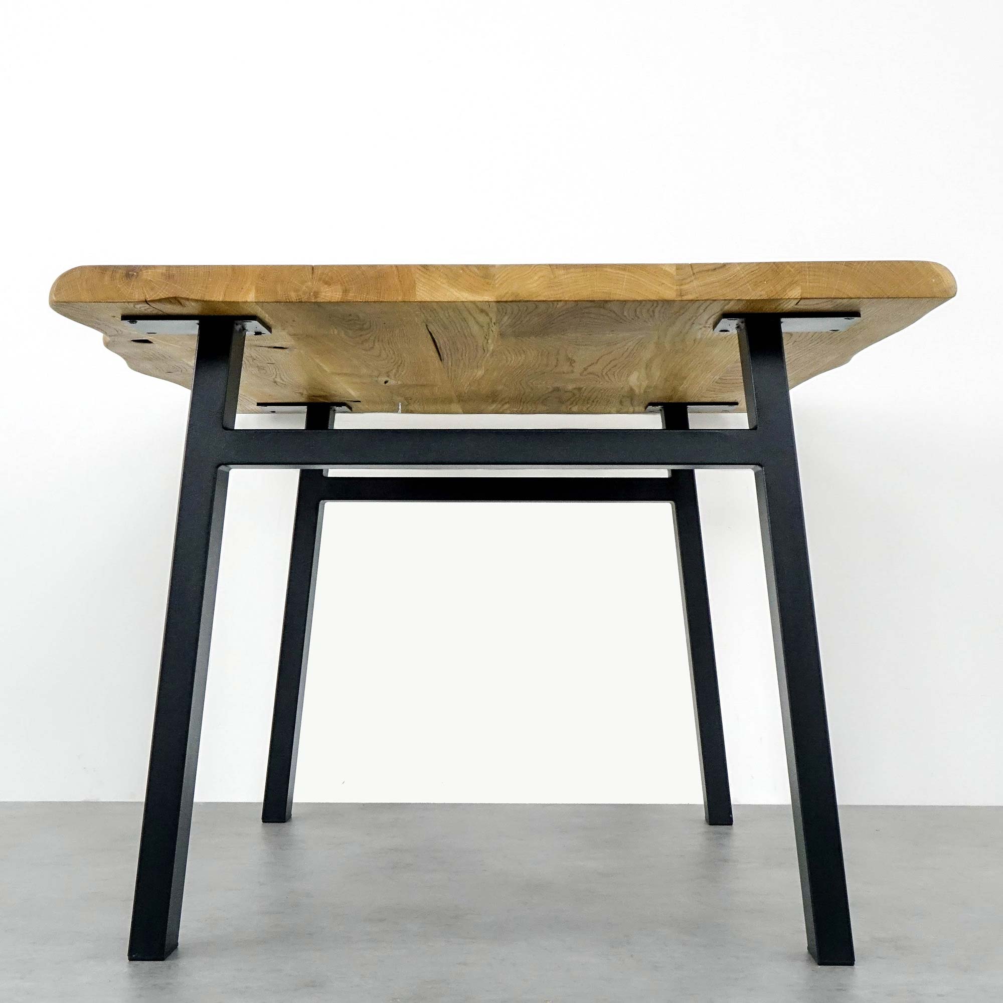 Teräsjalka musta ruokapöytään 2 kpl