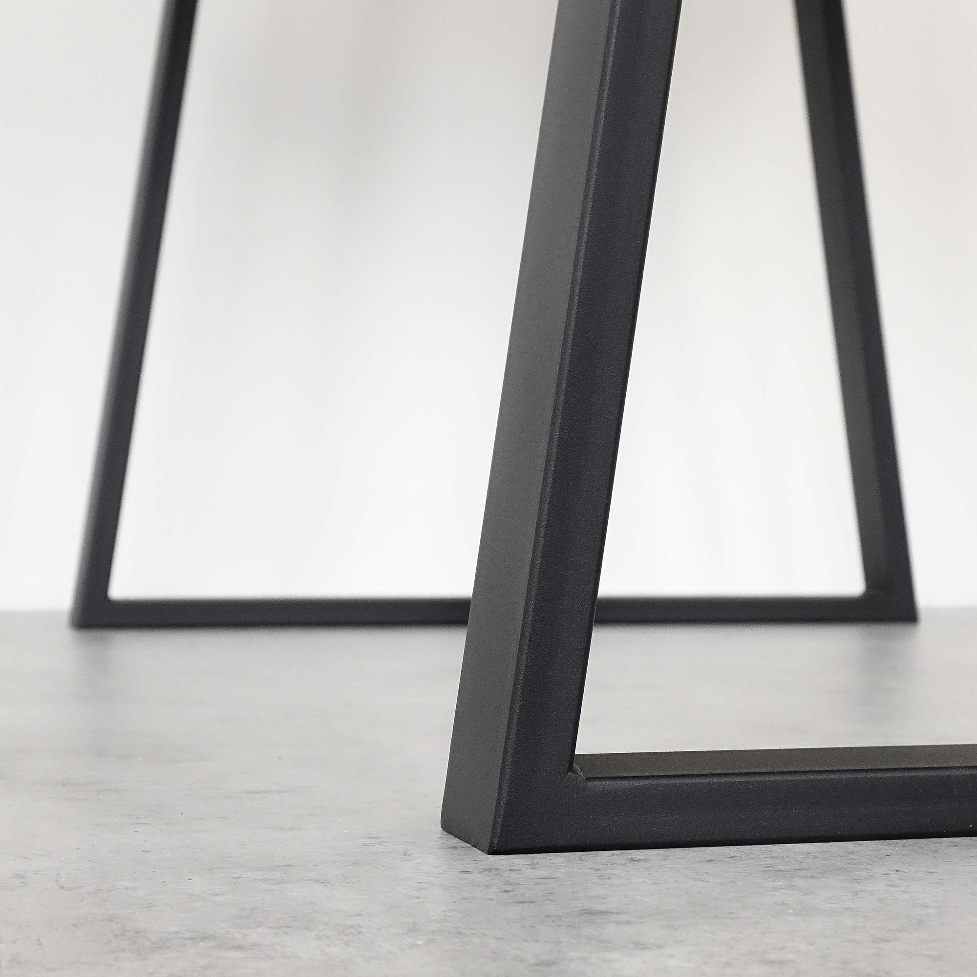 Työpöydänjalat metalliset Trapez mustat
