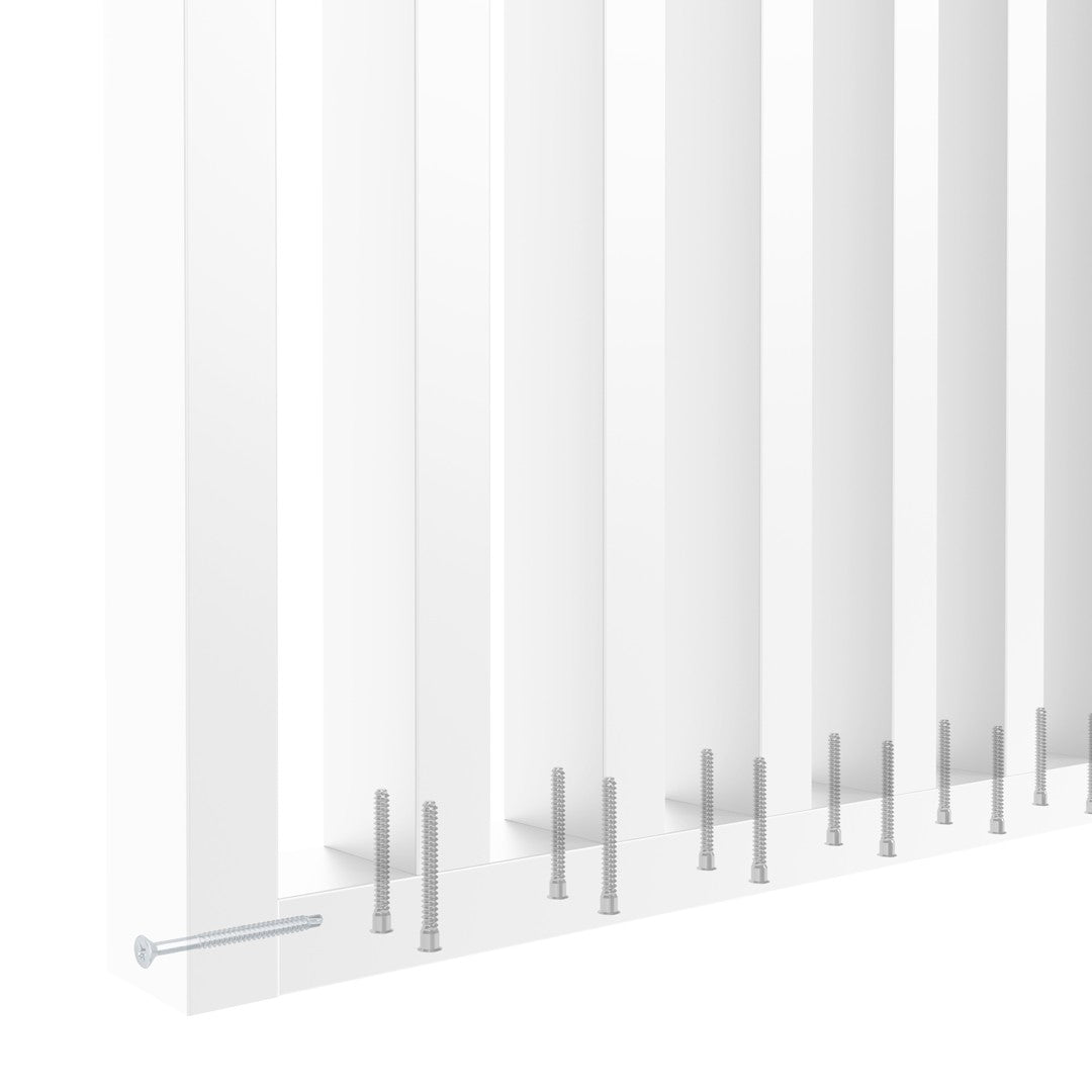 Valkoinen mittatilaus-rimaväliseinä sivusta katsottuna, viimeistelty 4-sivuinen laminaatti.