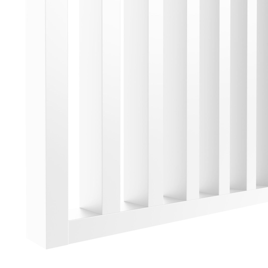 Yksityiskohtainen lähikuva valkoisesta 30x60 mm rimasta, tasainen ja laadukas MDF-pinta.