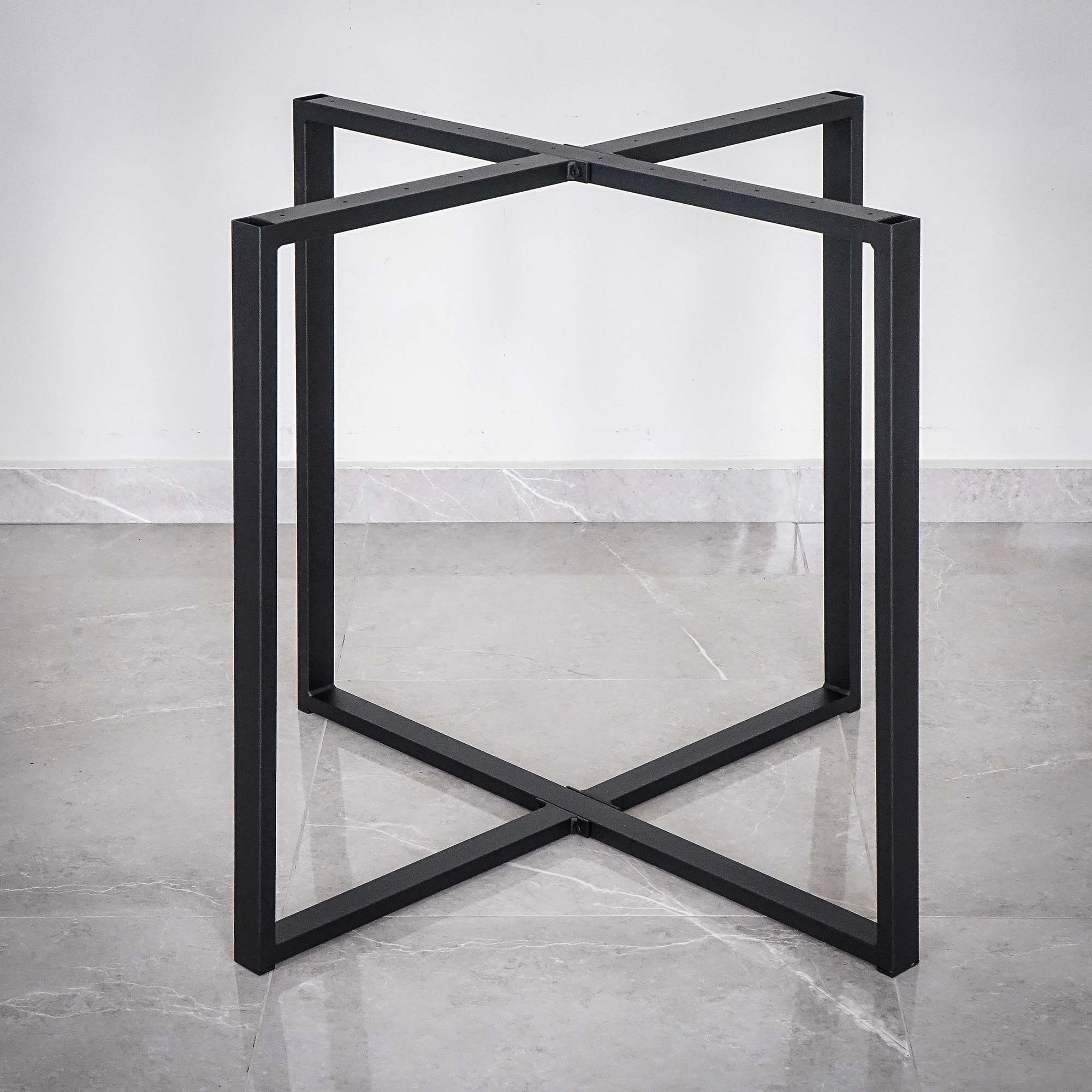 Metallijalka pöyreälle pöydälle musta