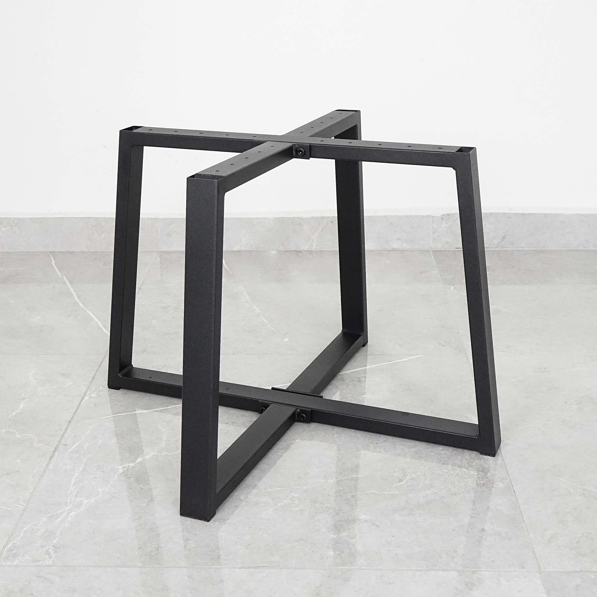 Musta metallijalka pyöreälle pöydälle