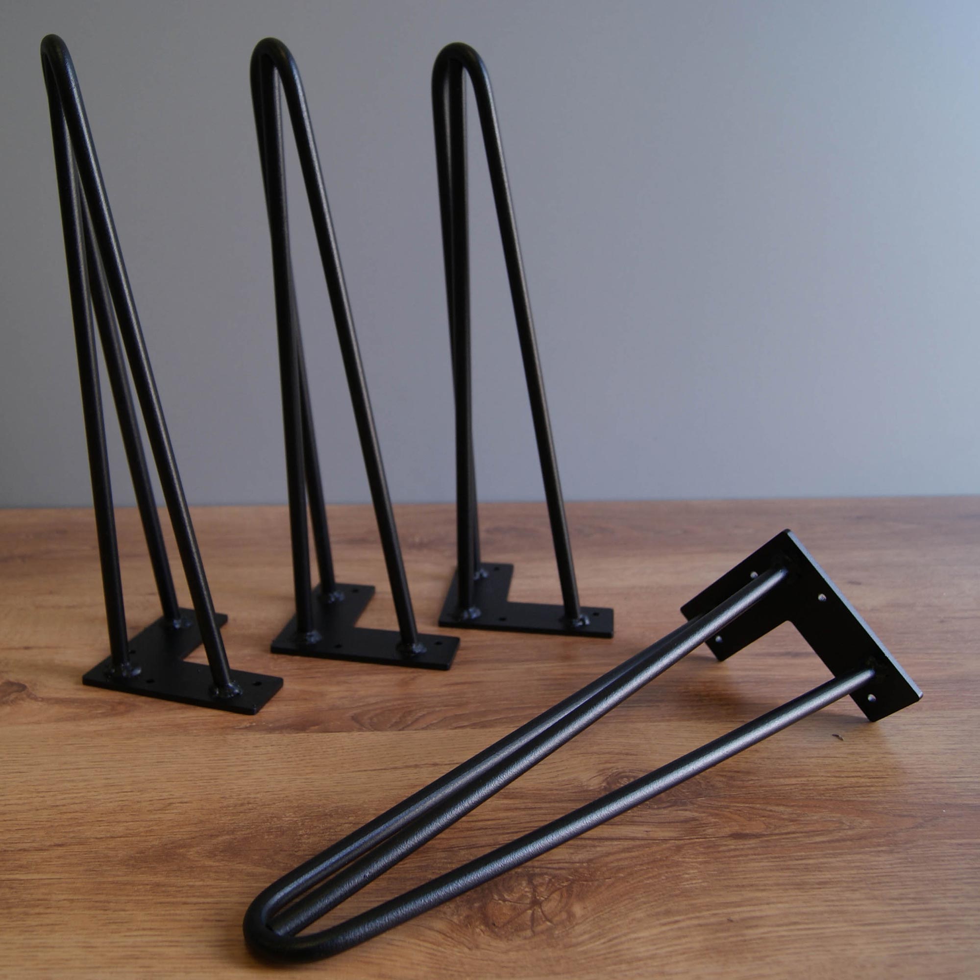 Metalliset 12 mm Pinnijalat tukevat pöytään 